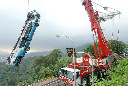 組圖:臺灣島內最大吊車吊起墜谷客車_新聞中心_新浪網